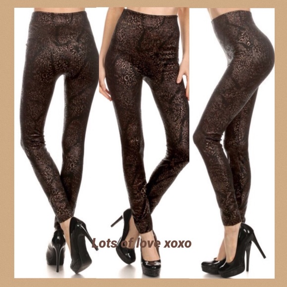 Pants - 🎉HP🎉BLACK/GOLD METALLIC CHEETAH PRINT LEGGINGS